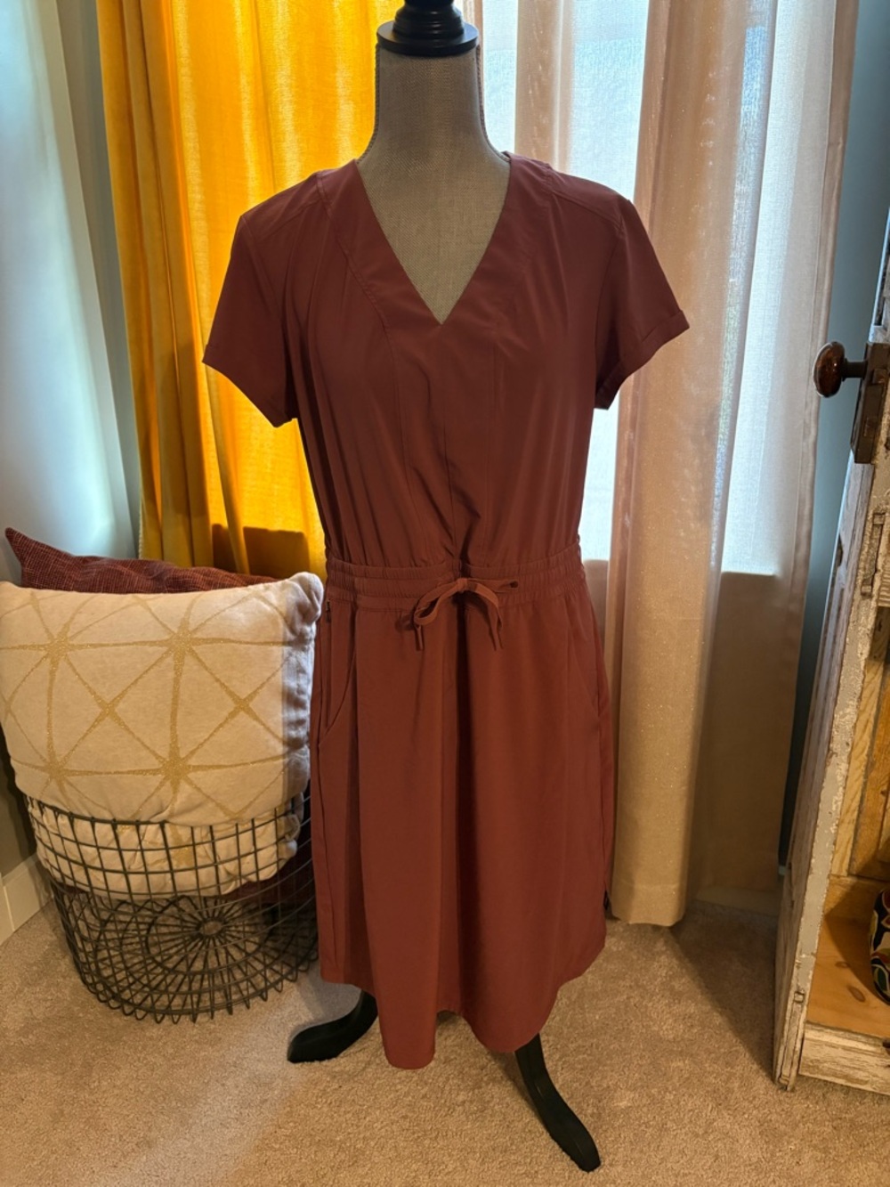 REI Short Sleeve V-Neck Drawstring Midi Dress in Rust